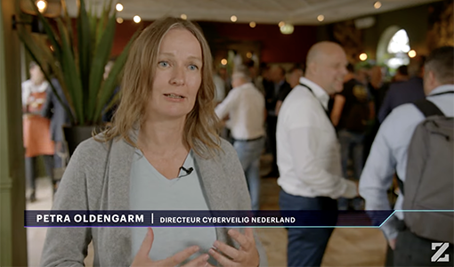 Directeur Petra Oldengarm neemt boek Hack in ontvangst